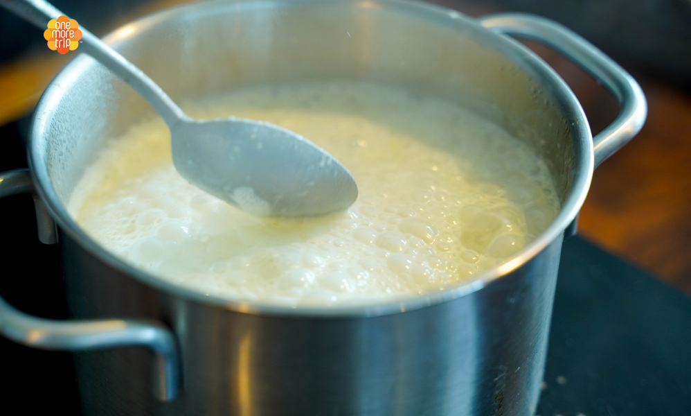 완두콩 수프를 끓이는 사진