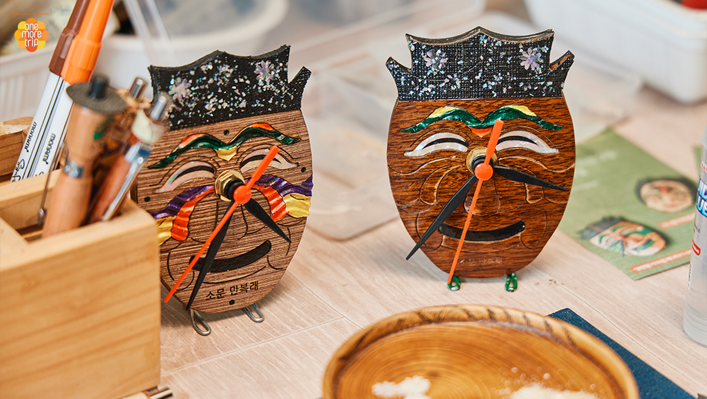 制作传统面具和猫头鹰形状钟表
